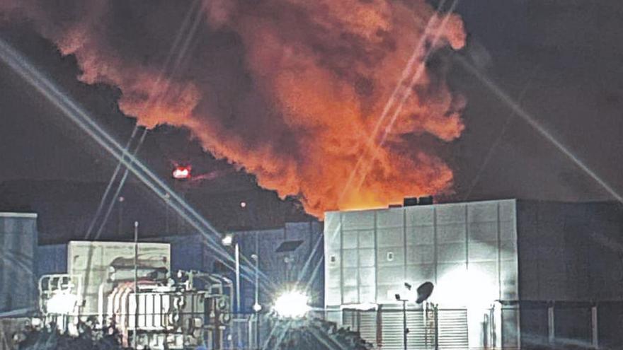 Incendio en una nave del Polígono Industrial de Arinaga