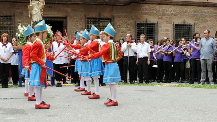 El ball de bastons de Cardona el dansen vuit infants i acompanya el trasllat de la imatge de la Mare de Déu