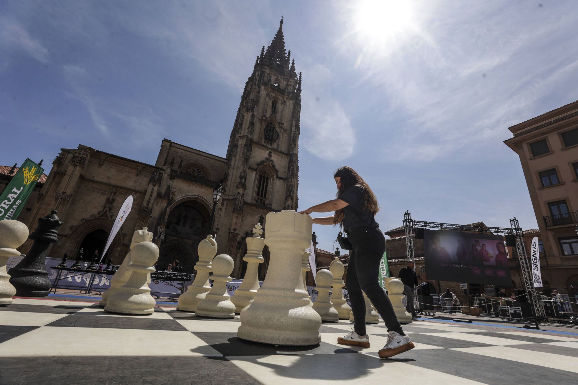 EN IMÁGENES: Torneo escolar de ajedrez gigante en la plaza de la catedral de Oviedo