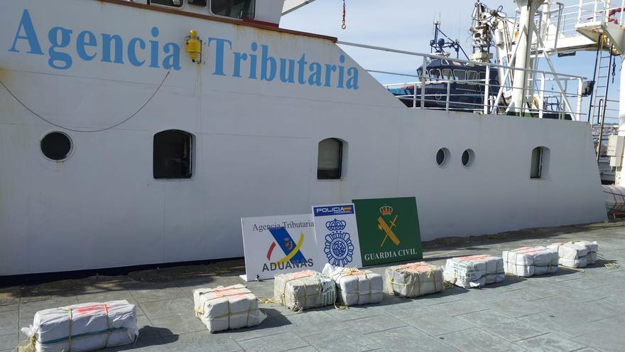 Llega a Vigo el detenido y los 200 kilos  de cocaína del narcovelero apresado  al oeste de Canarias