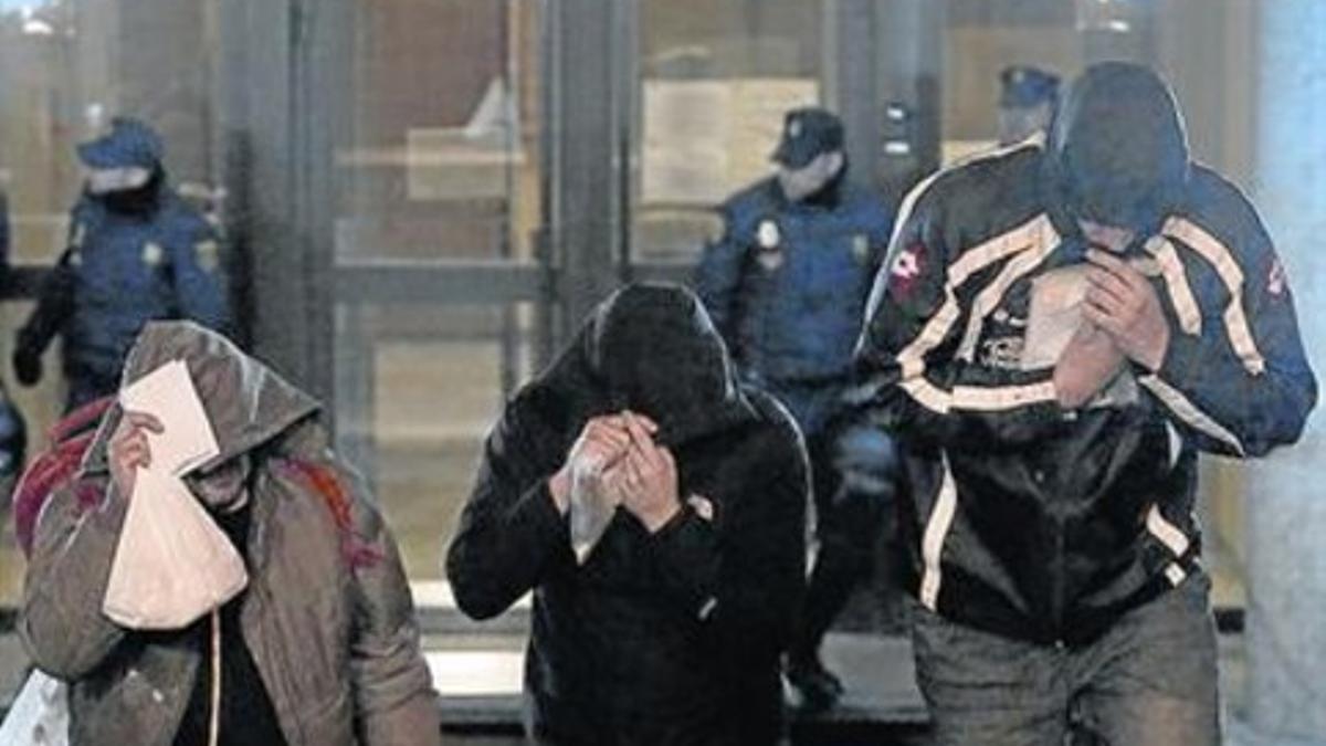 Encapuchados 8Miembros del Frente Atlético salen de comisaria.