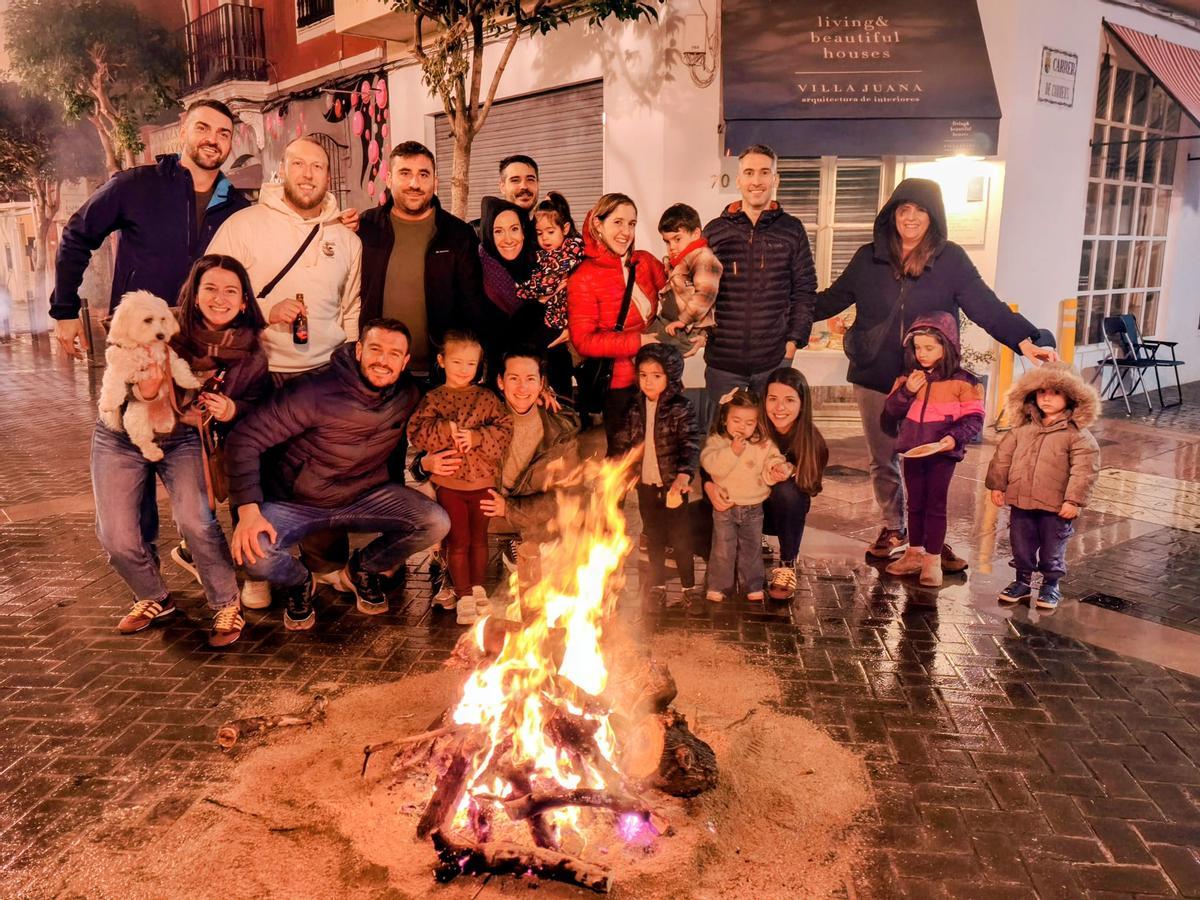 Familias con niños pequeños también participaron en la celebración.