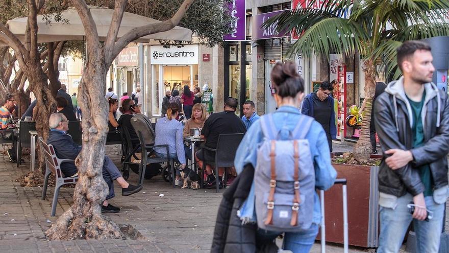 Vacaciones más ajustadas: viajeros canarios y turistas internacionales reducen su presupuesto
