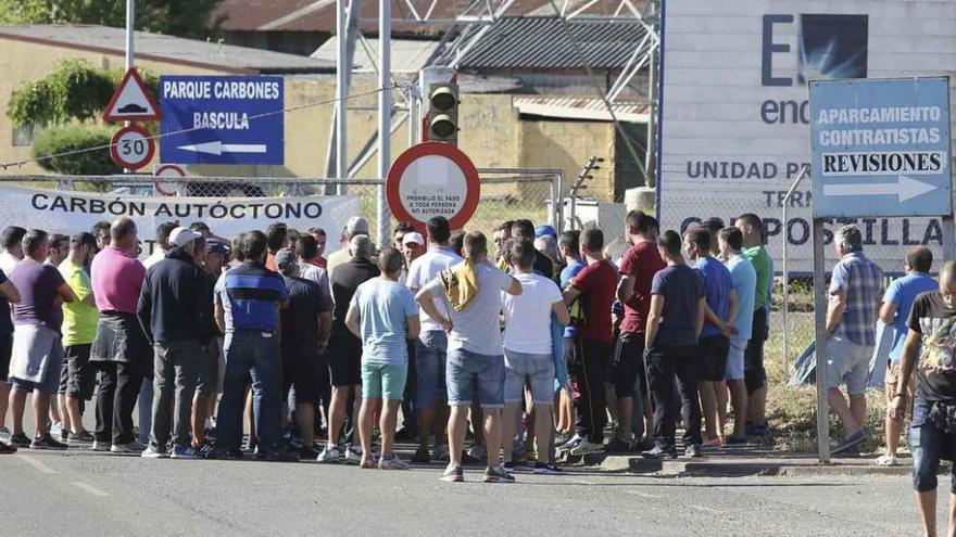 Los mineros a la puerta de la central térmica de Endesa.