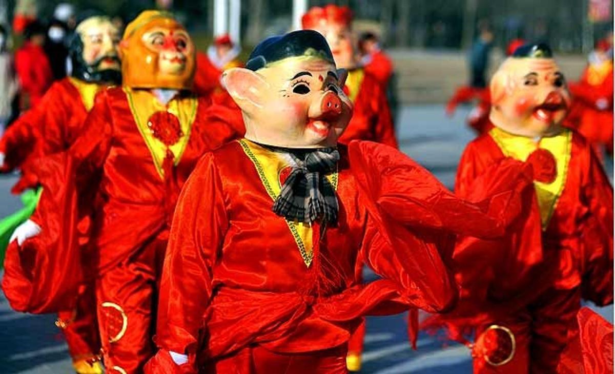 Diversos habitants ballen un yangko, una dansa popular rural durant la seva participació en un festival d’art popular a la ciutat de Qingdao, a la província oriental de Shandong (Xina), com a part de les celebracions pel Festival de Primavera o Any Nou Xinès.