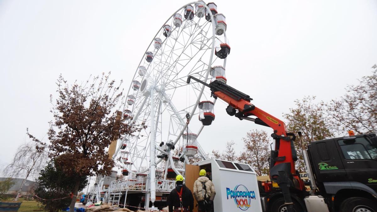 La noria de Zaragoza está montada, pero todavía no ha empezado a funcionar