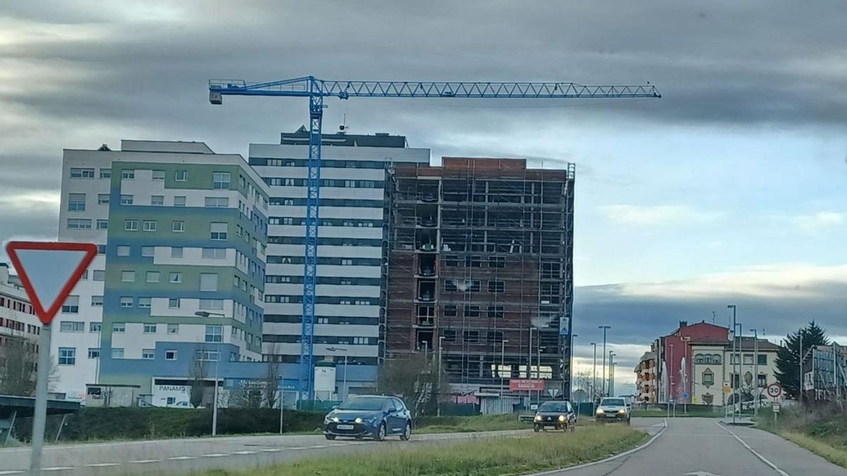 Edificio en construcción en la Pola, en la zona de Siero Este y el entorno de los equipamientos culturales de la capital sierense. | P. Tamargo