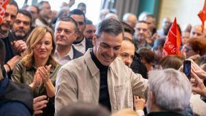 Sánchez arropa a Pilar Alegría en un mitin en Huesca.