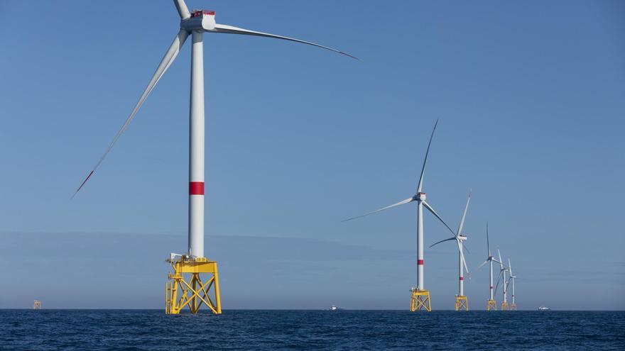Cuatro multinacionales energéticas compiten por situar eólica marina en la costa de A Coruña