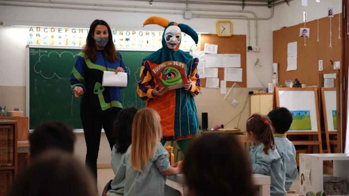 Un bufó del Carnaval i un membre dels Espedrers presenten una activitat als infants | ESPEDRERS