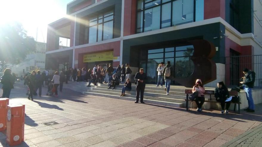 Colas ante la Biblioteca Regional por su cambio de horario