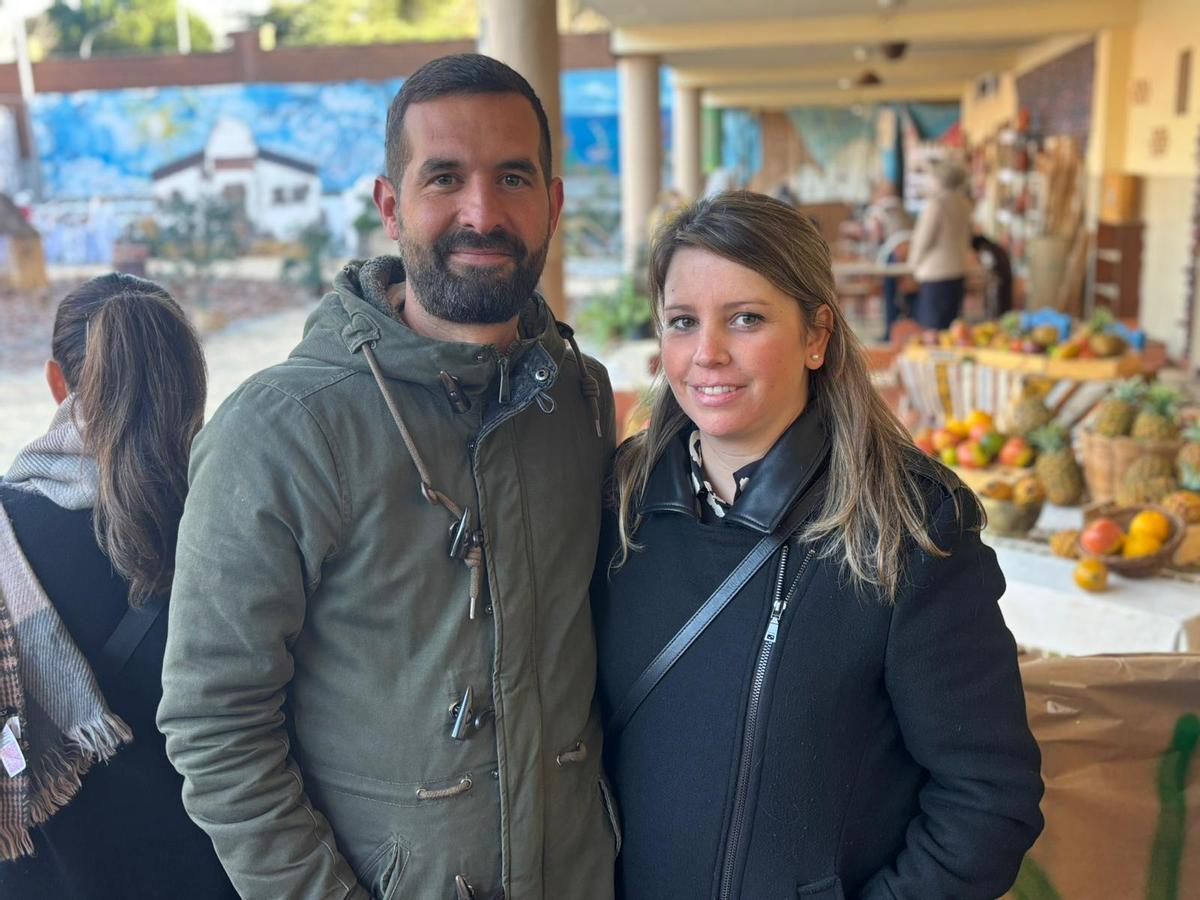 Enrique Benítez y Pilar Hinchado, en el patio del colegio Santa Teresa de Badajoz.