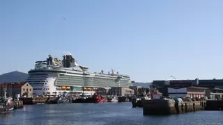 El megacrucero «Independence of the seas», camino del récord en Vigo