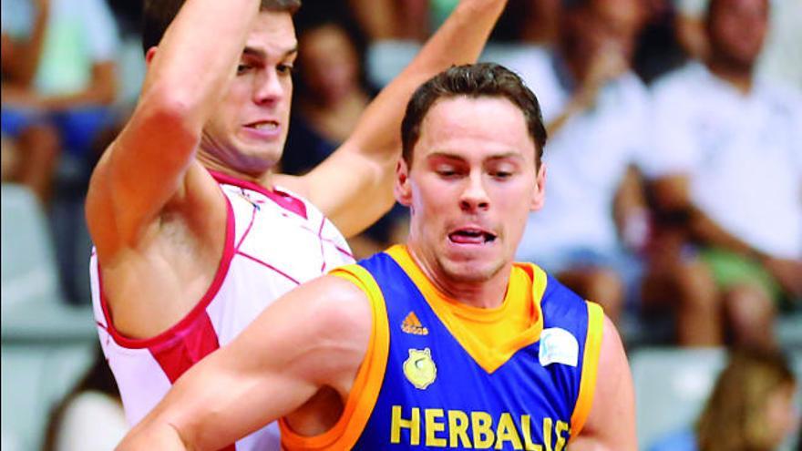 Kyle Kuric intenta avanzar contra la defensa del Fuenlabrada.