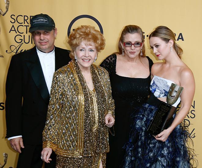 Billie Lourd junto a su madre, su abuela y su tio