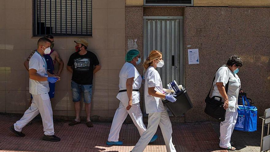 Professionals del CatSalut fan PCR porta a porta i de forma voluntària a Ripollet