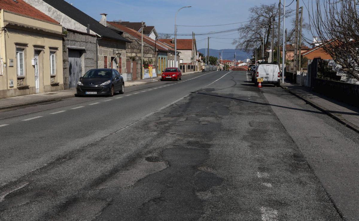 Uno de los tramos en peor estado de la avenida de Cornazo | IÑAKI ABELLA