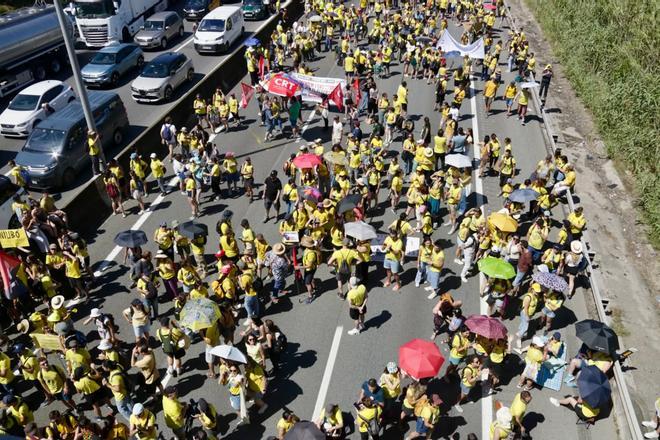 La huelga de docentes corta totalmente la Ronda Litoral en Barcelona y colapsa varios tramos de la AP-7