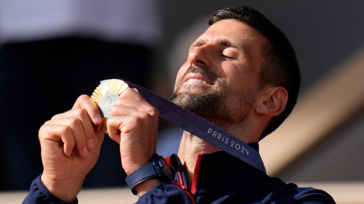 Novak Djokovic, posando con la medalla de oro de París 2024