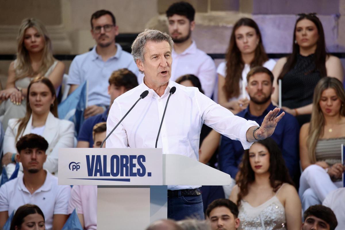 Alberto Núñez Feijóo, durante su acto en la Plaza de los Apóstoles de Murcia este miércoles