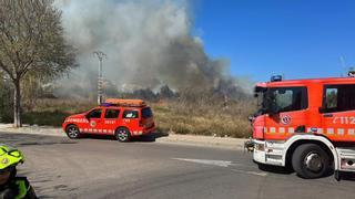 Un incendio moviliza a los Bomberos en el Port de Sagunt