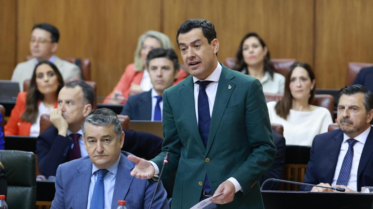 El presidente de la Junta, Juanma Moreno, durante la sesión de control en el Parlamento andaluz.