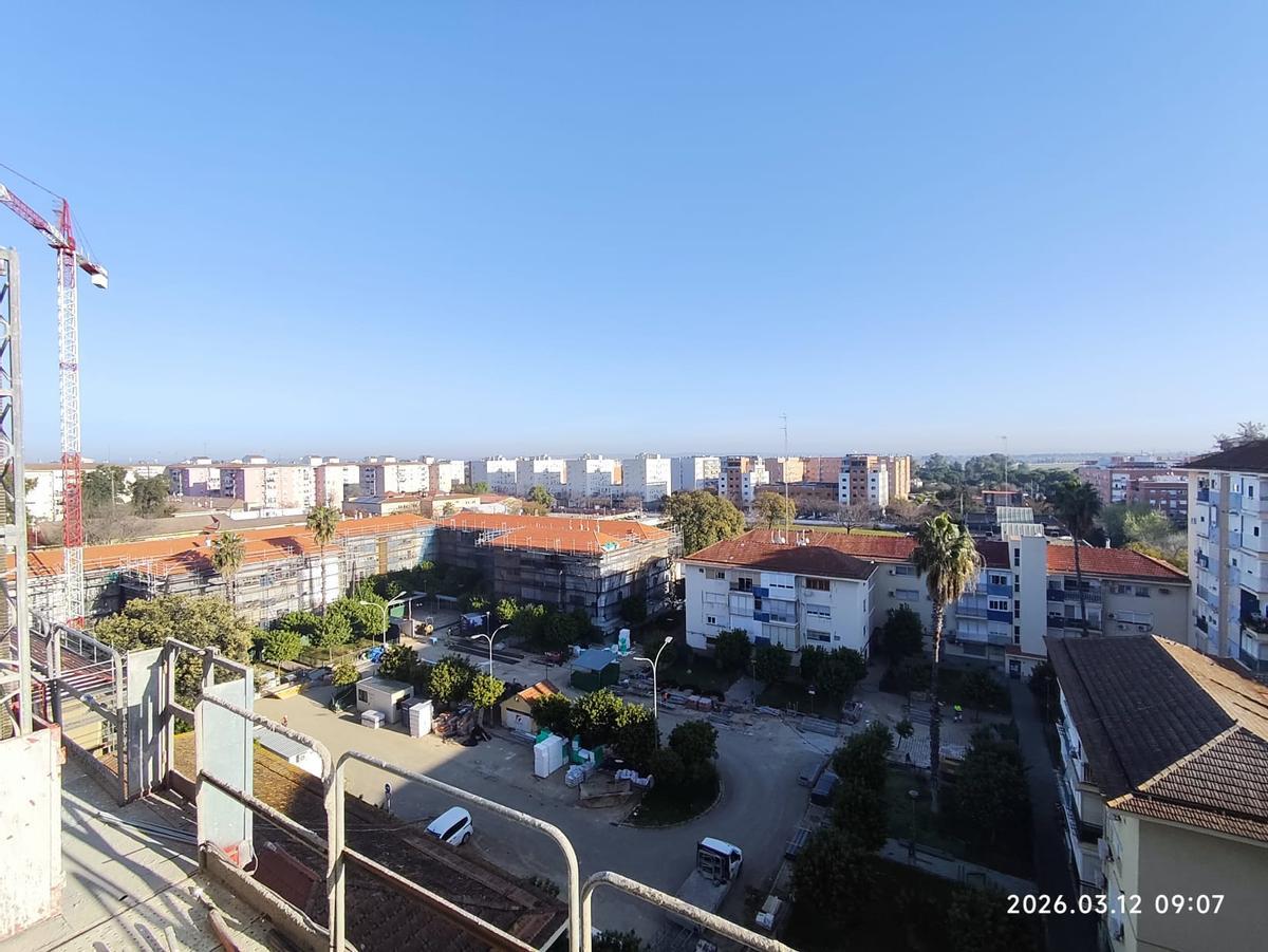 Imagen de las obras de rehabilitación en la plaza Encina del Rey, en el Parque Alcosa.