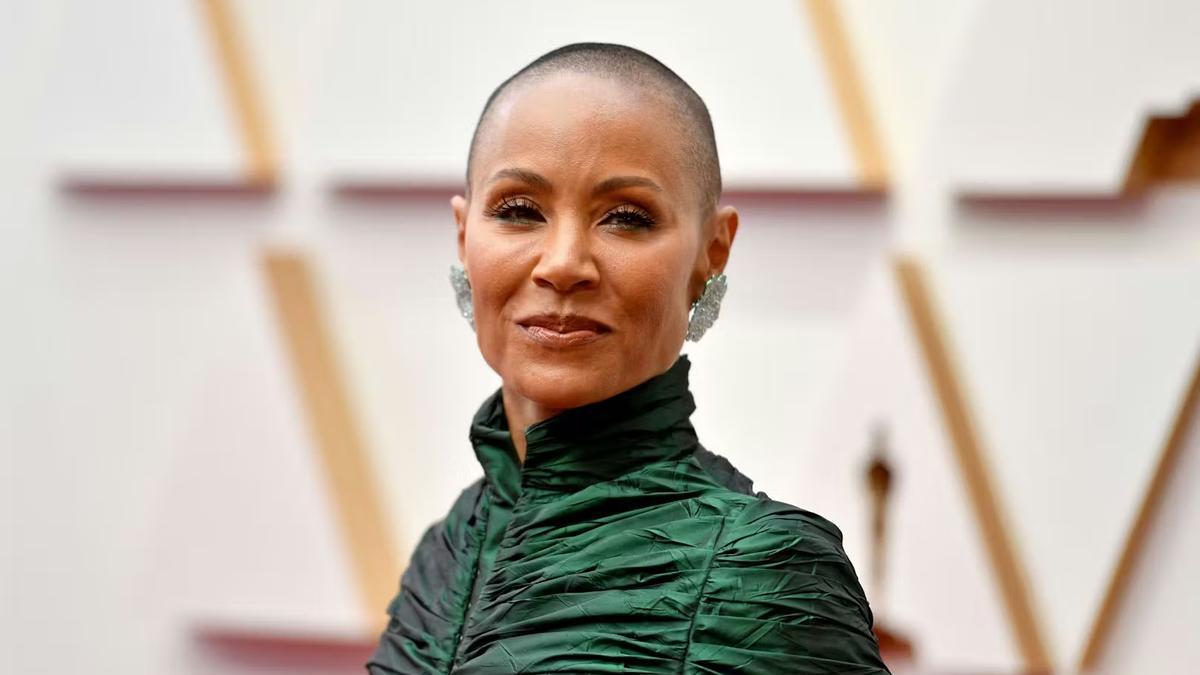La actriz Jada Pinkett, una de las caras famosas con alopecia areata.