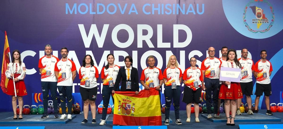 El equipo español en Moldavia, con Eva Pérez sujetando la bandera de España, en el centro.