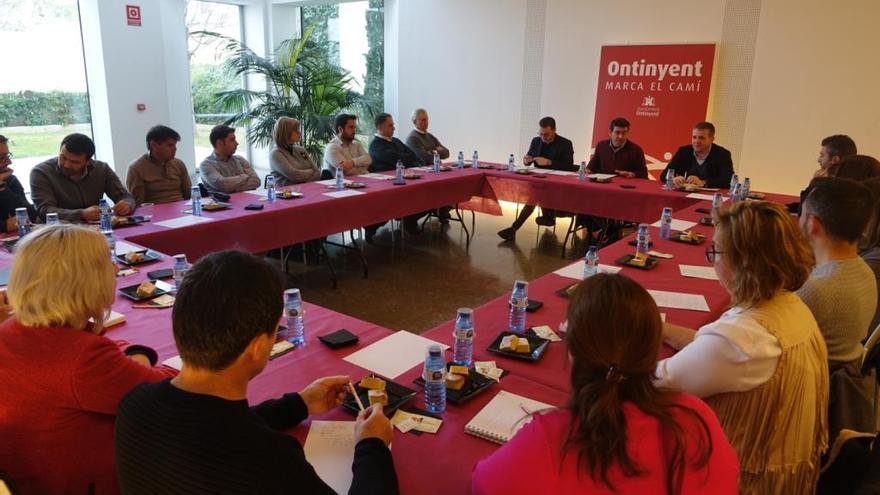 Rodríguez y los ediles Peris y Úbeda en la reunión con empresarios