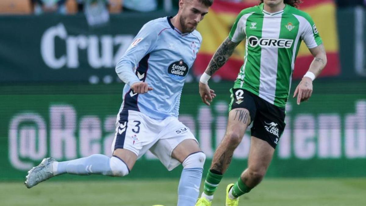 Óscar Mingueza intenta regatear al bético Héctor Bellerín en un momento del partido.
 | LOF