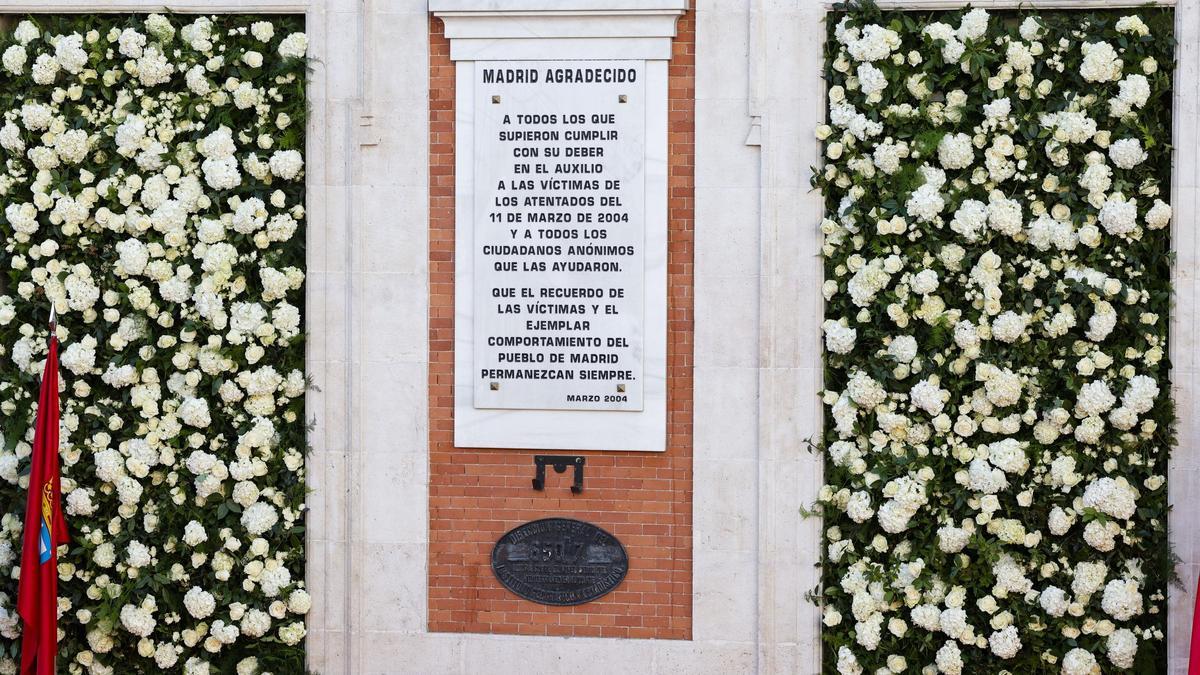Placa en recuerdo de las personas que auxiliaron a las víctimas del 11M, en Madrid.