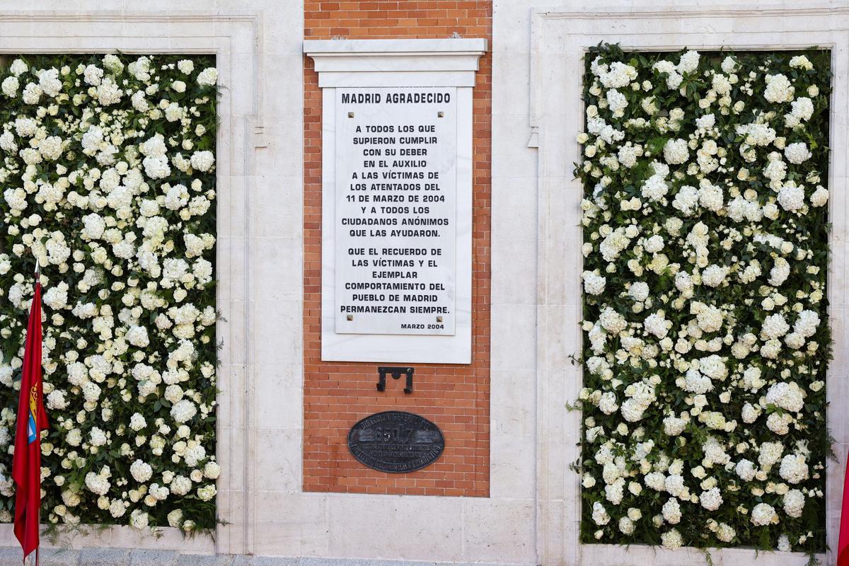 Placa en recuerdo de las personas que auxiliaron a las víctimas del 11M, en Madrid.