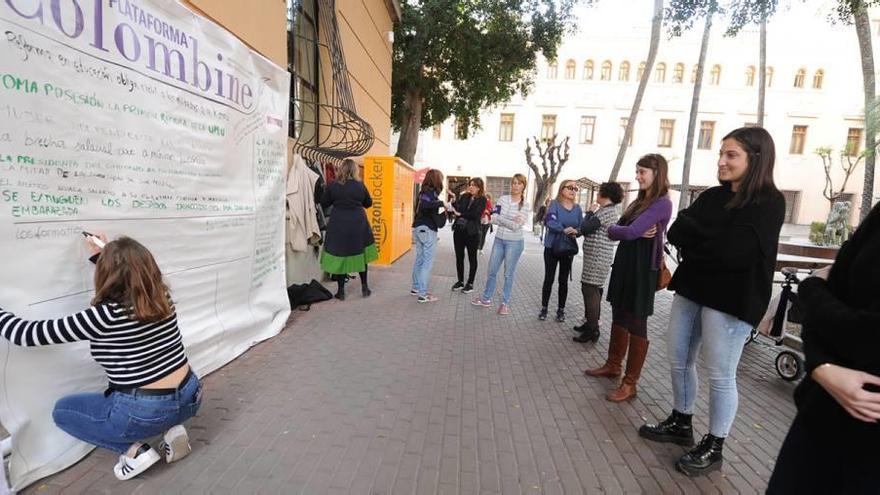 Un mural con los titulares que se quieren leer en los medios sobre la igualdad