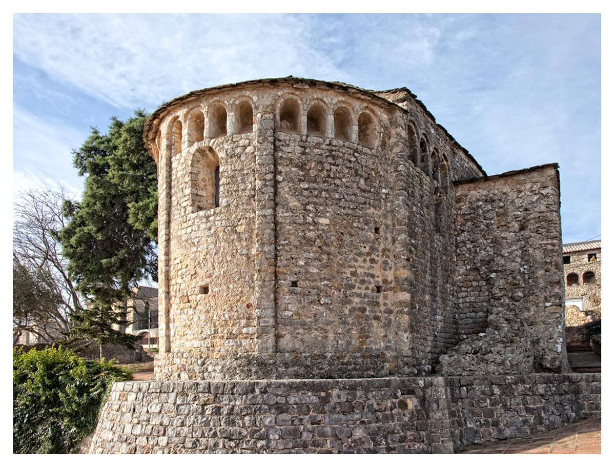 Exterior de la iglesia de Sant Joan de Bellcaire, en el Alt Empordà