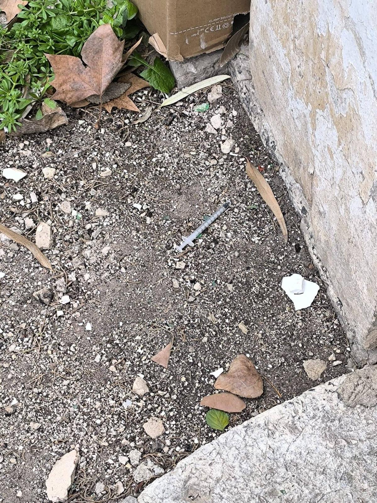 Jeringuillas en la entrada del antiguo cuartel de Son Busquets.