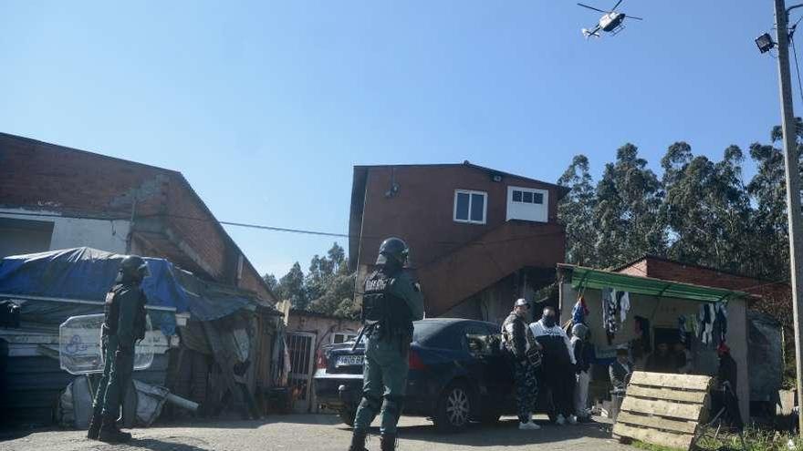 La operación &quot;Tachuela&quot; de O Vao contó con el refuerzo de un helicóptero. // R.V.