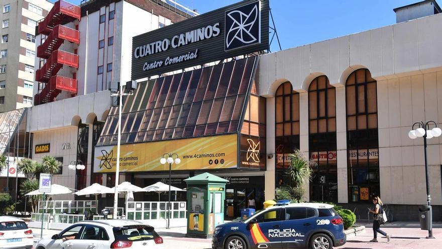 A subasta dos locales en el  centro comercial Cuatro Caminos