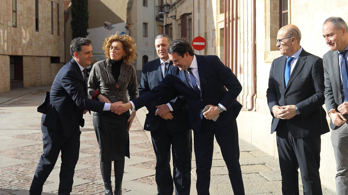Suárez Quiñones saluda a Ramiro Silva en presencia de María Pardo, Javier Faúndez, Fernando Prada y Emilio Fernández