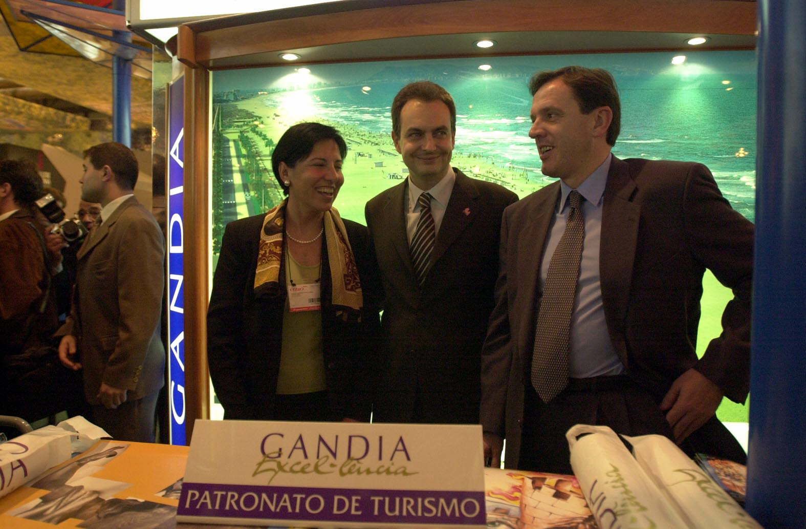 ZAPATERO EN STAND GANDIA FITUR.jpg