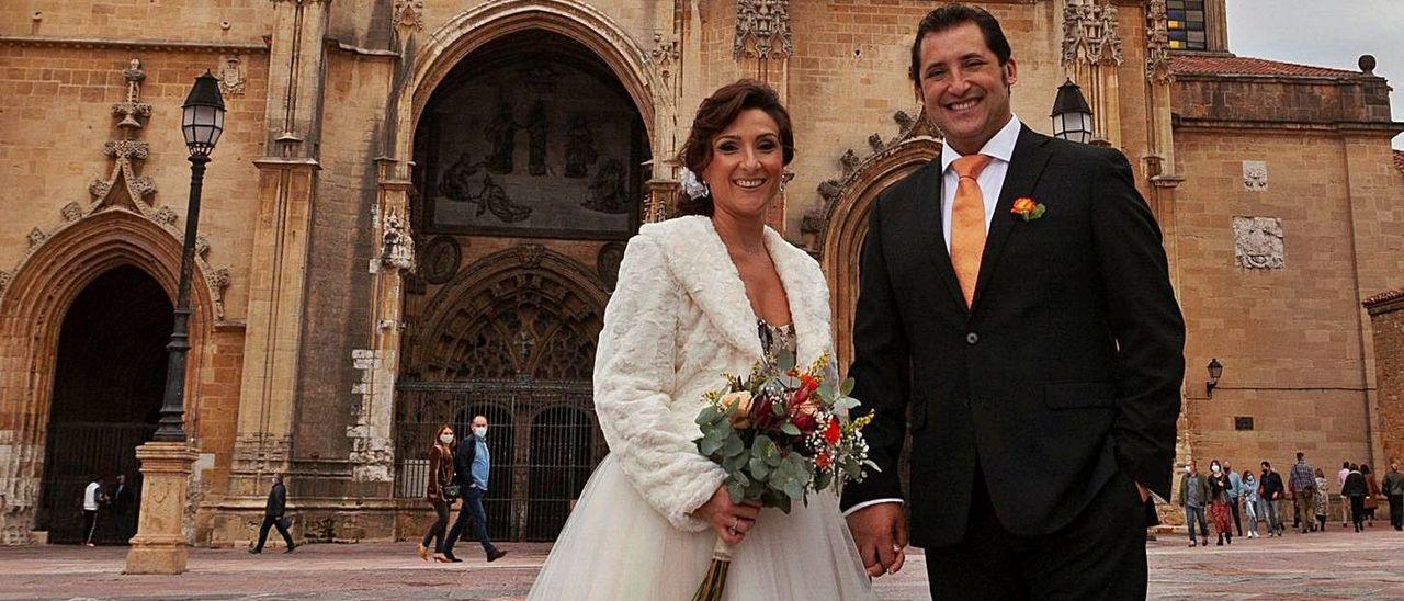 Isabel Cuevas y el tenor Jorge de León, celebrando su enlace ante la Catedral.