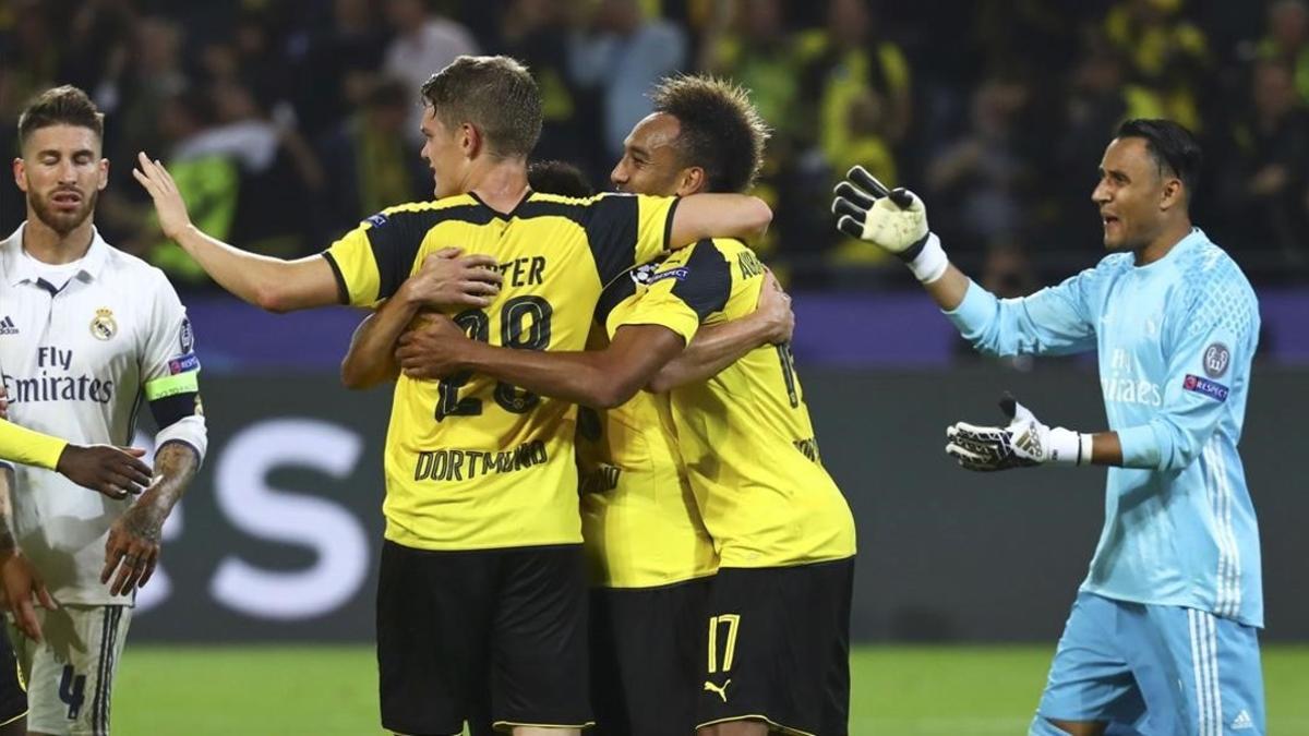 Los jugadores del Dortmund celebran el gol frente a Sergio Ramos y Keylor Navas.