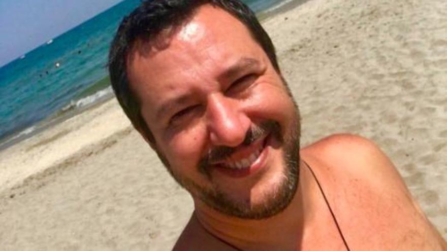 Dieses Foto twittere Salvini von seinem Anbaden in Norditalien, das viel besser sei als Mallorca.