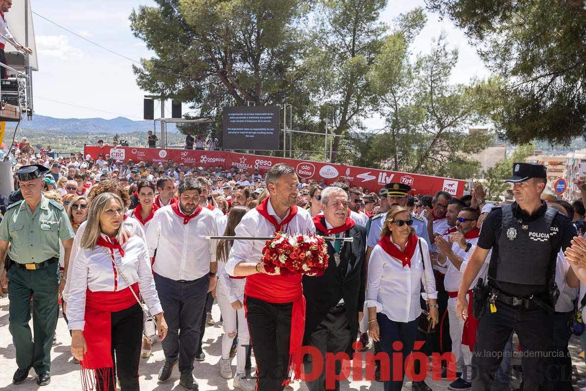 Bandeja de flores y ritual de la bendición del vino en las Fiestas de Caravaca