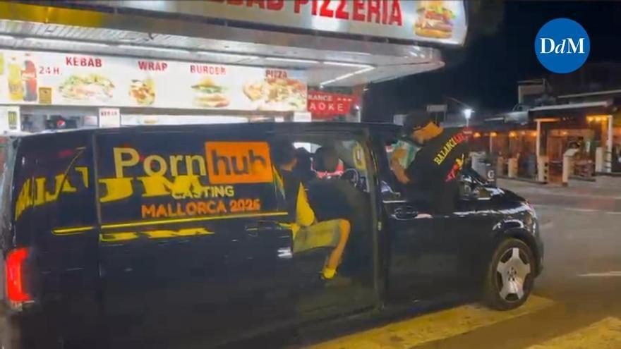 Un vehículo con un cartel de 'Pornhub' escandaliza a Magaluf y provoca quejas de los vecinos