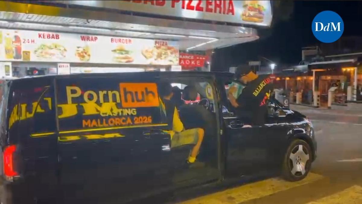 Un vehículo con un cartel de 'Pornhub' escandaliza a Magaluf y provoca quejas de los vecinos