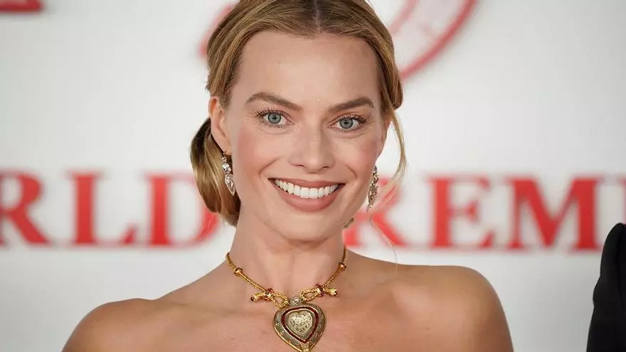 Margot Robbie luce el diamante Taj Majal de Elizabeth Taylor en el estreno de 'Cumbres borrascosas'
