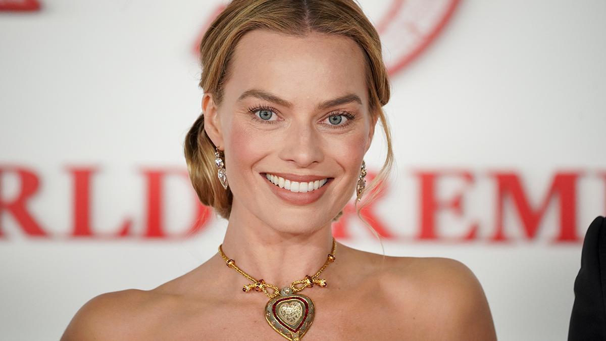 Margot Robbie luce el diamante de corazón 'Taj Majal' de Elizabeth Taylor en el estreno de 'Cumbres borrascosas', en Los Ángeles.