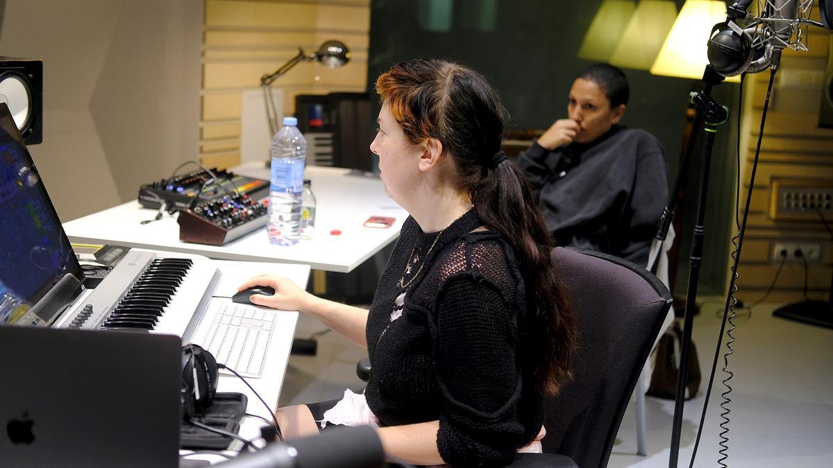 La artista musical franco-iraní Lafawndah en el Laboratorio de Sonido de Etopia.