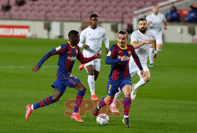 Ousmane Dembelé y Antoine Griezmann en el partido de LaLiga entre el FC Barcelona y el Huesca disputado en el Camp Nou.